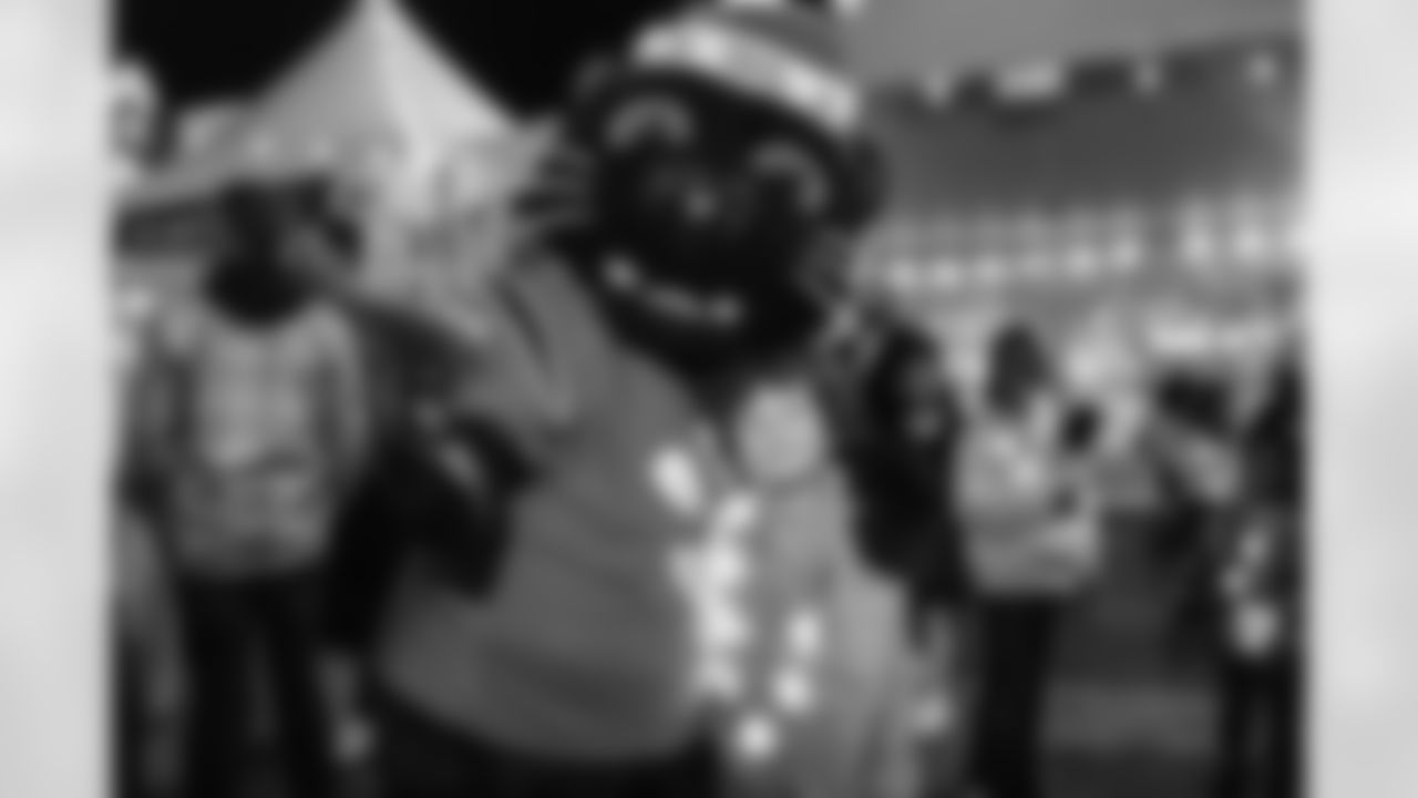 111825_TreeLighting_Selects-109859