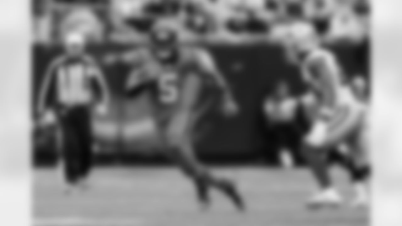 101225_DALvsCAR_AS101660