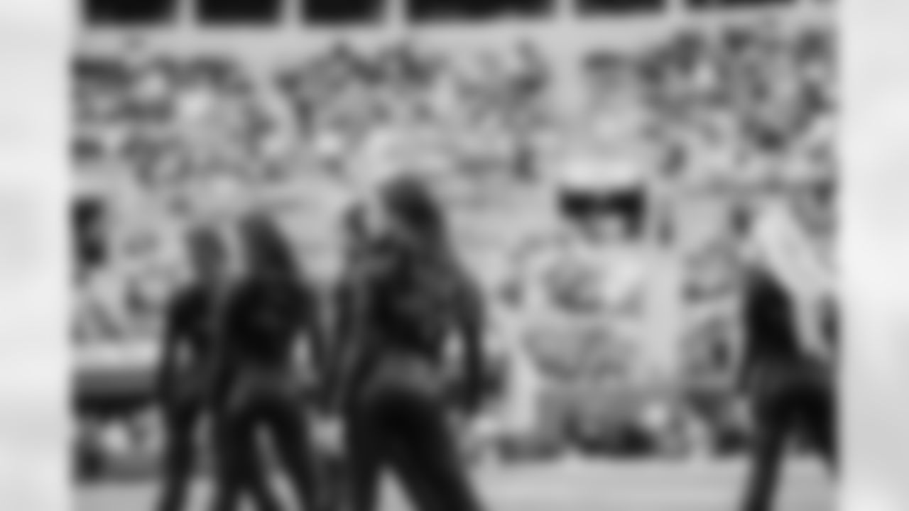 251130 ENT vs LA Rams TopCats-209