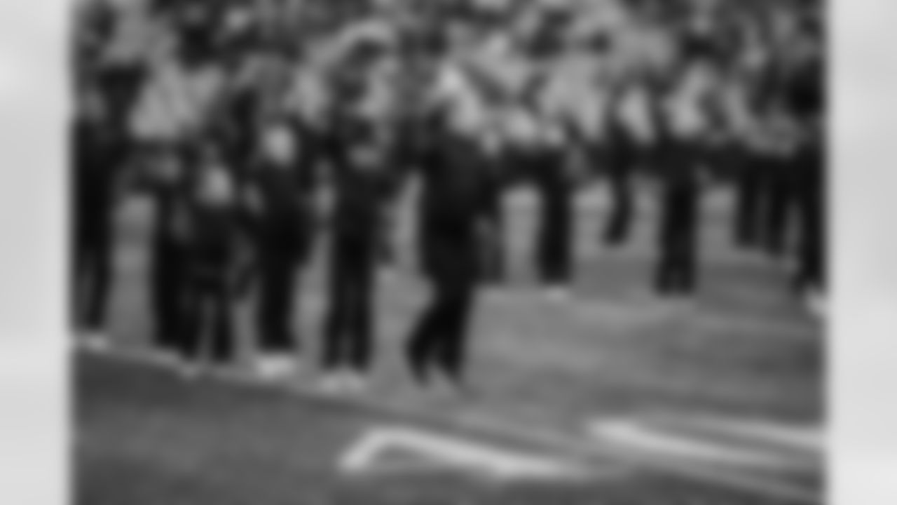 251130ENTvsLARamsHaltime-50