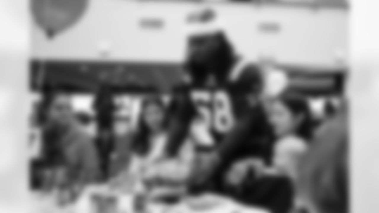 121024-ChildrensHolidayParty_Puccio_0767