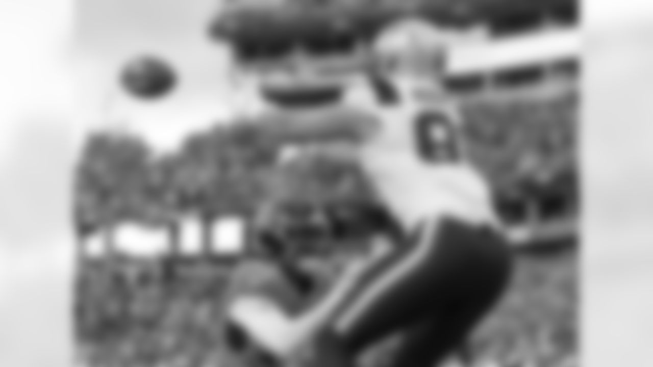 Austin Hooper catches a 3-yard touchdown pass from Drake Maye in the second quarter.