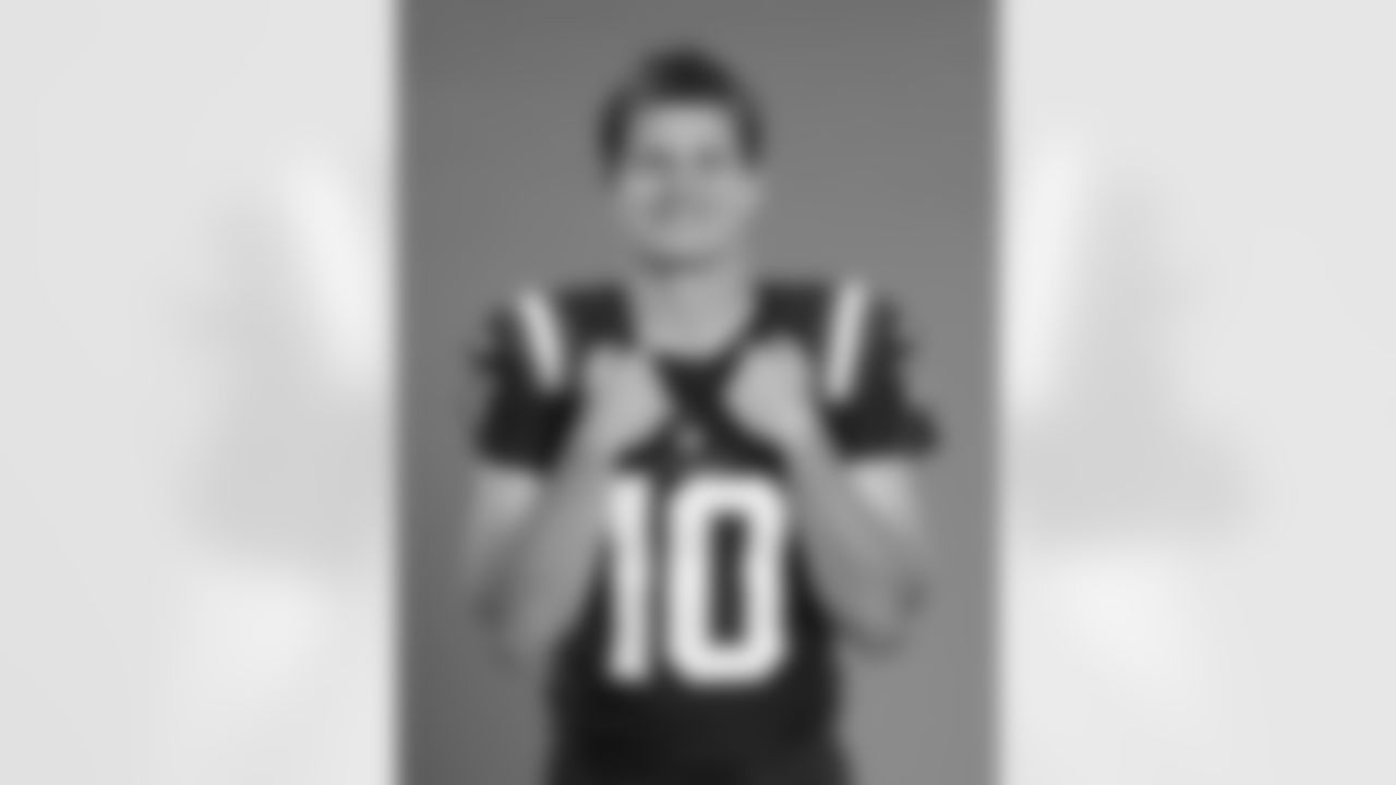 Patriots QB Drake Maye poses during 2025 media day.
