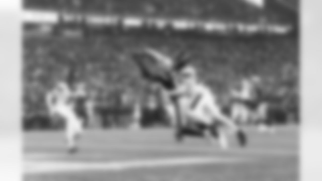 Stefon Diggs catches a 7-yard touchdown pass from Drake Maye in the second quarter.