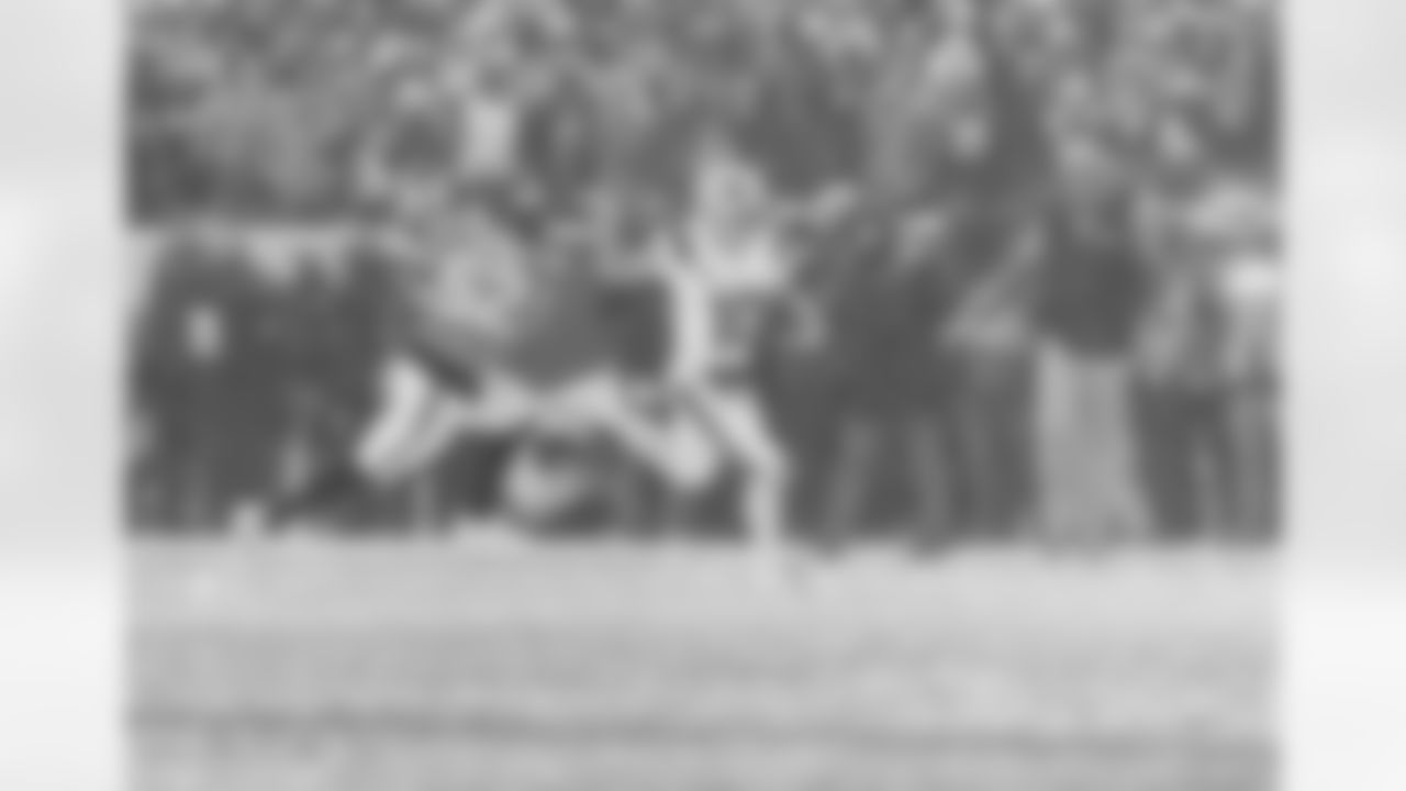 Drake Maye runs for 7 yards on 3rd-and-5 to get a first down with under two minutes to go in the fourth quarter and secure the Patriots 10-7 victory over the Broncos.