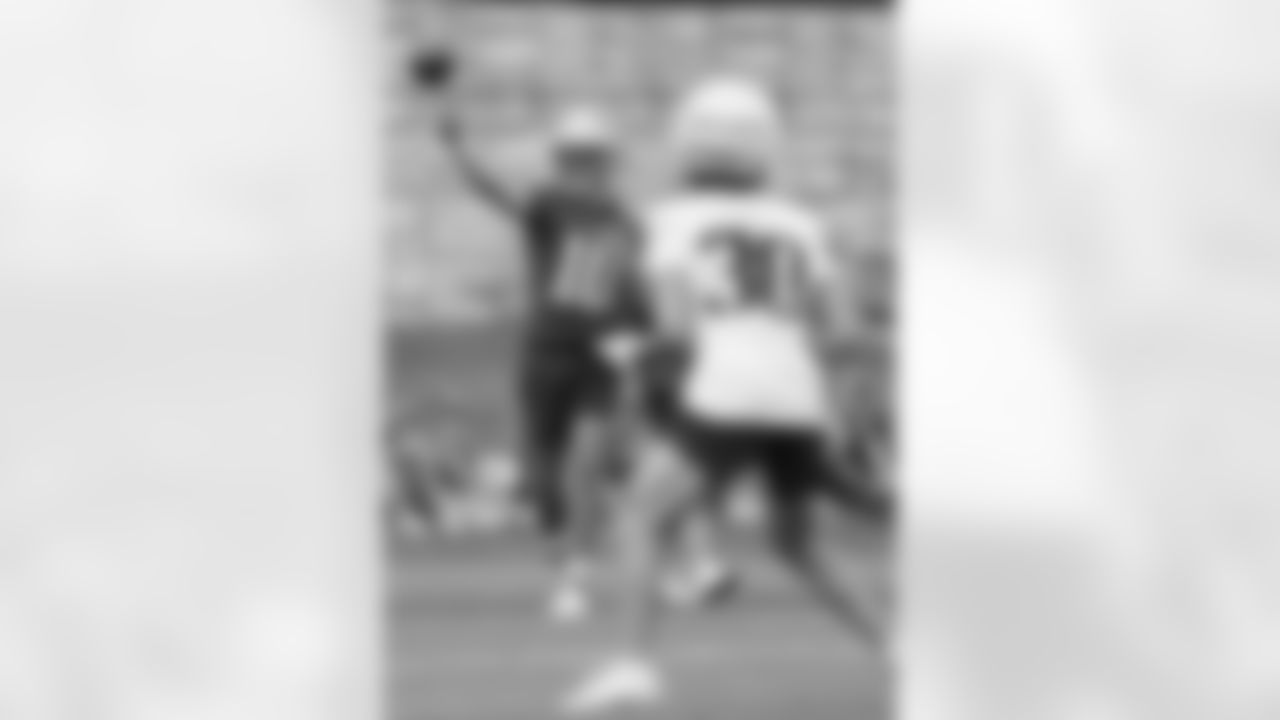 Drake Maye and David Wallis practice during Patriots Training Camp on July 24, 2024.