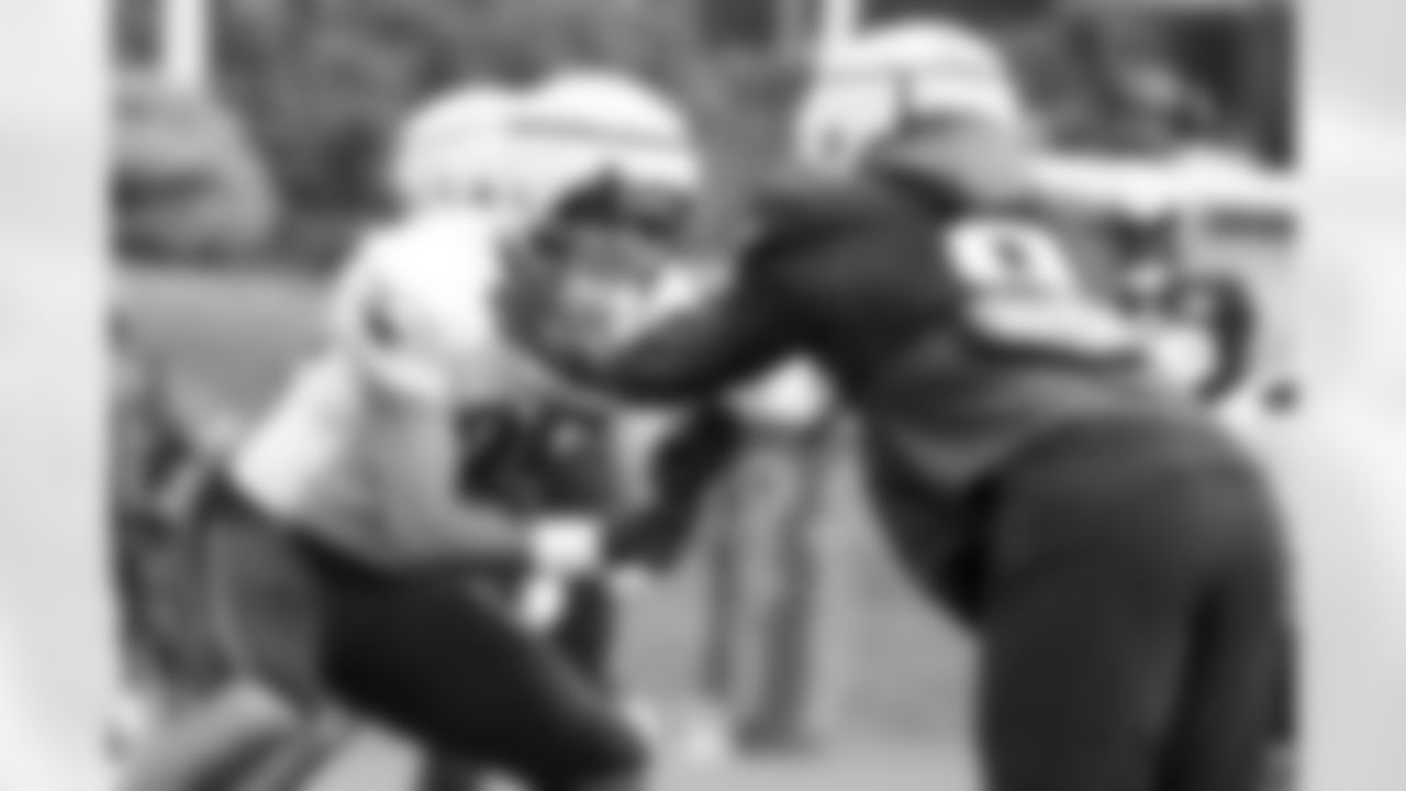 Hunter Henry practices at Patriots Training Camp on August 3, 2024