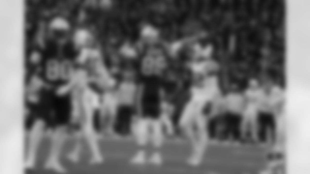Patriots tight end Mike Gesicki (88).
