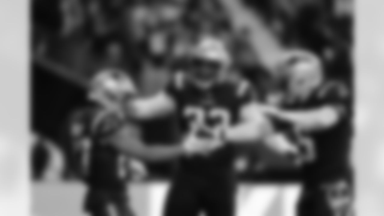 Patriots linebacker Anfernee Jennings (33).