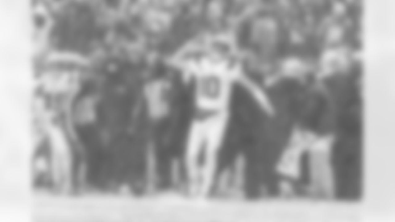 Drake Maye runs for 7 yards on 3rd-and-5 to get a first down with under two minutes to go in the fourth quarter and secure the Patriots 10-7 victory over the Broncos.