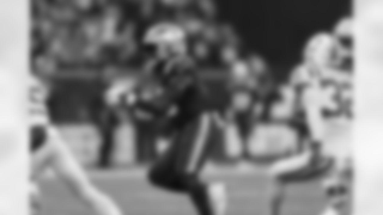 Patriots running back Ezekiel Elliott (15).