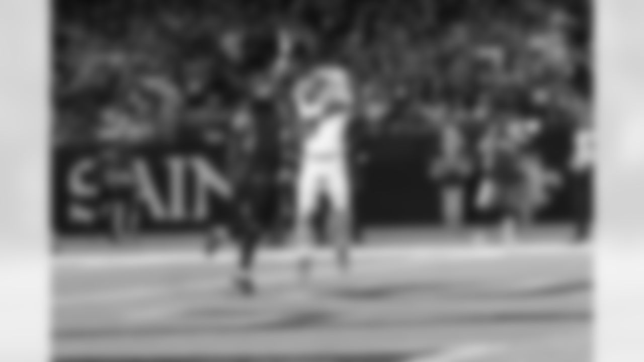 Kayshon Boutte scores on a 25-yard touchdown pass from Drake Maye in the first quarter.