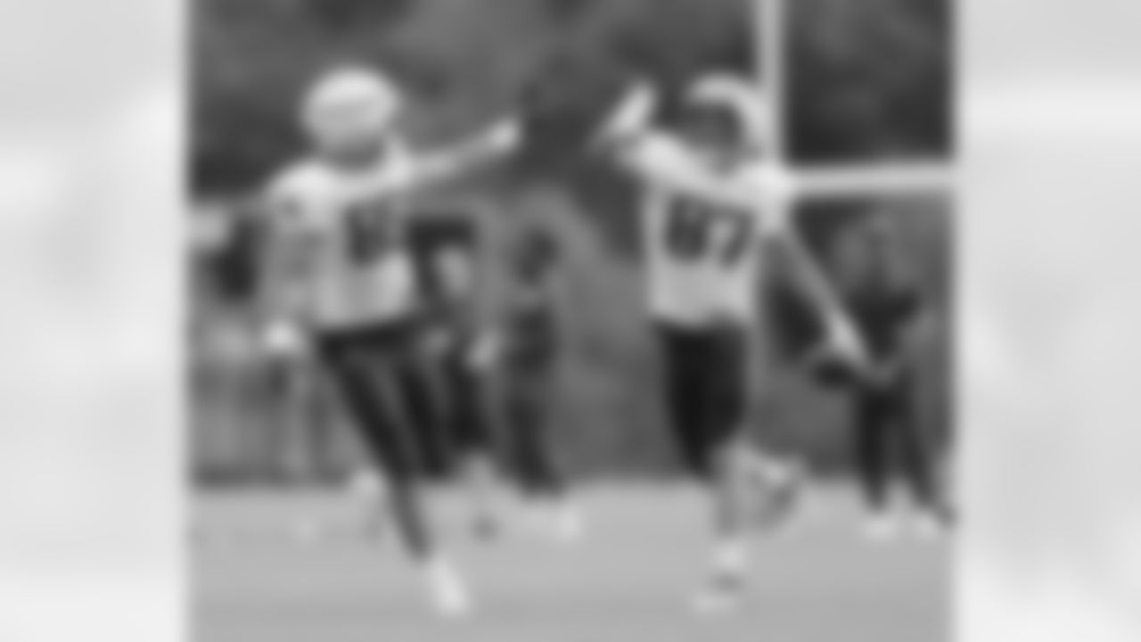 Hunter Henry and Mitchell Wilcox practice during Patriots Training Camp on August 3, 2024.