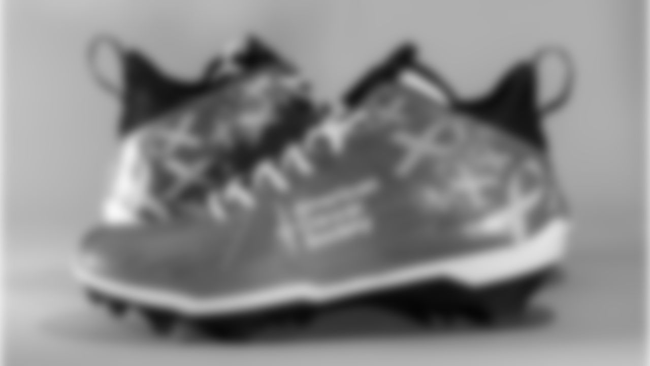 Milton Williams cleats supporting American Cancer Society.