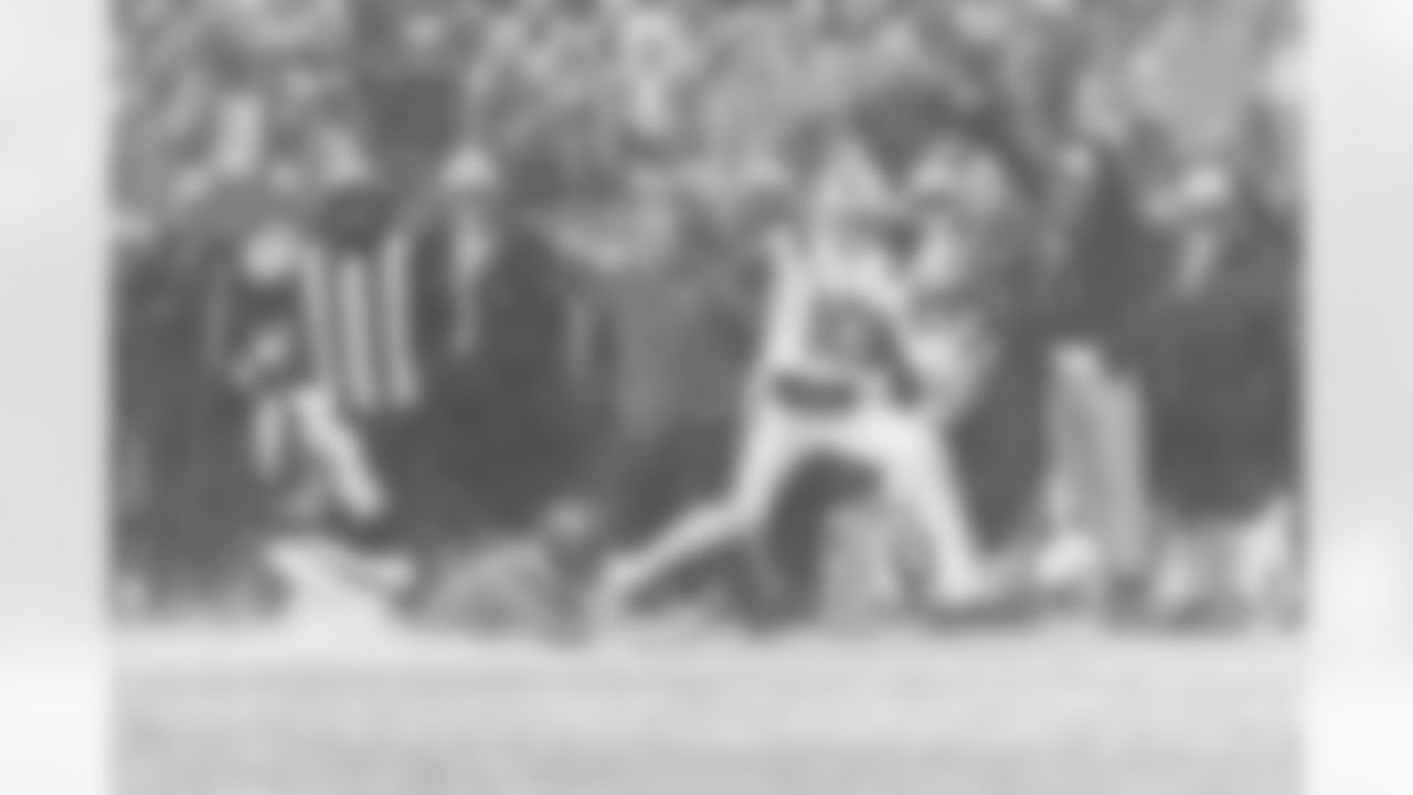 Drake Maye runs for 7 yards on 3rd-and-5 to get a first down with under two minutes to go in the fourth quarter and secure the Patriots 10-7 victory over the Broncos.