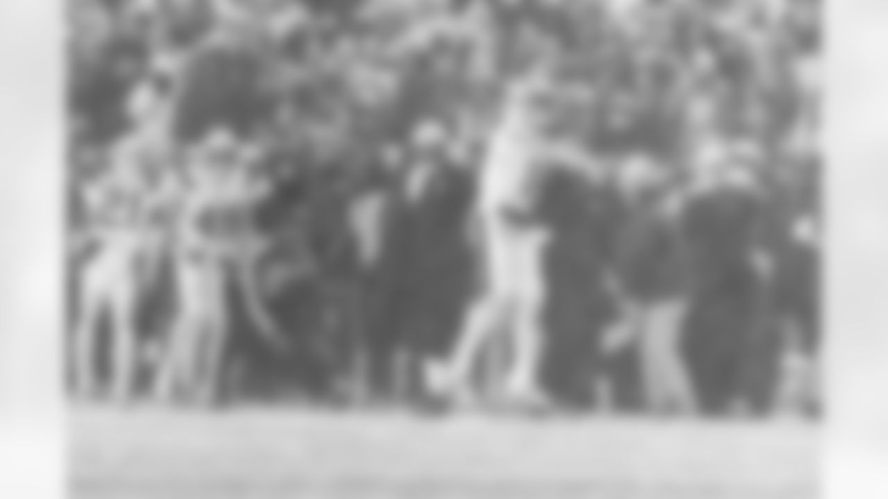 Drake Maye runs for 7 yards on 3rd-and-5 to get a first down with under two minutes to go in the fourth quarter and secure the Patriots 10-7 victory over the Broncos.