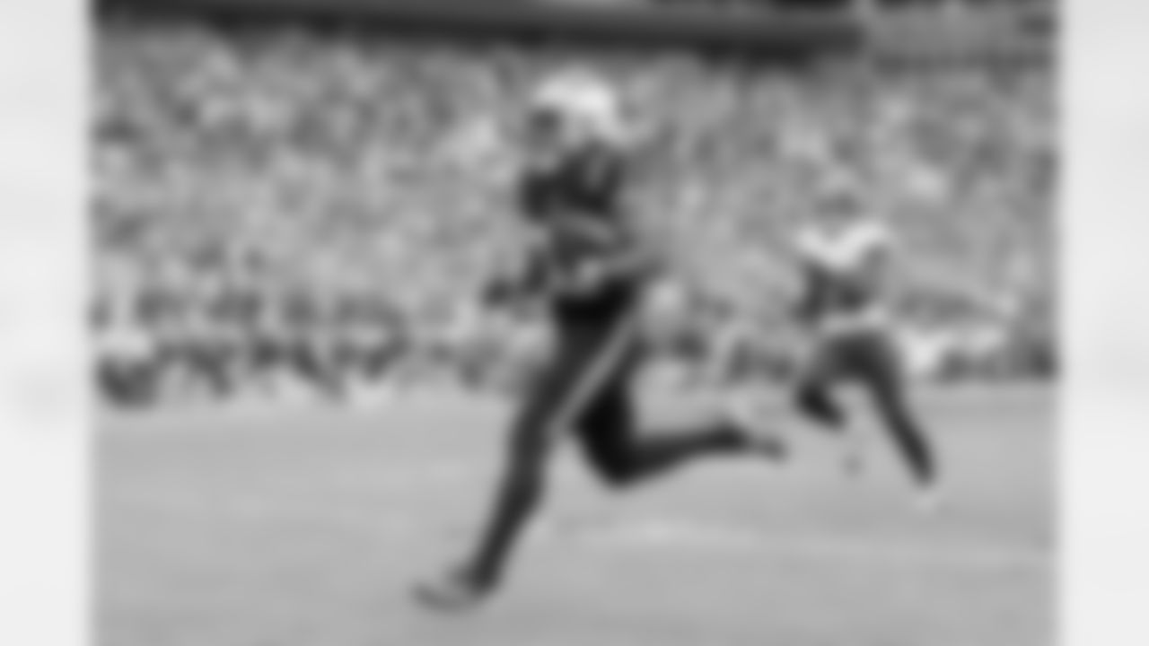 TreVeyon Henderson scores on a 69-yard touchdown with 1:31 to go in the fourth quarter in the Patriots 28-23 win over the Bucs.