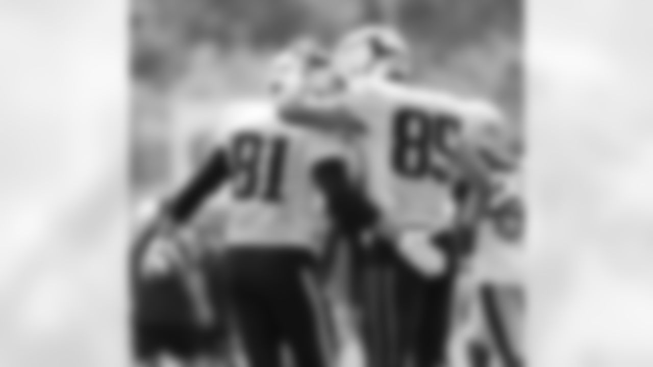Austin Hooper and Hunter Henry practice during Patriots Training Camp on August 2, 2024.