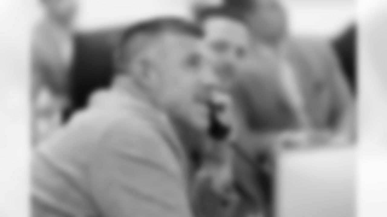 042525-WarRoom_Adler0290
