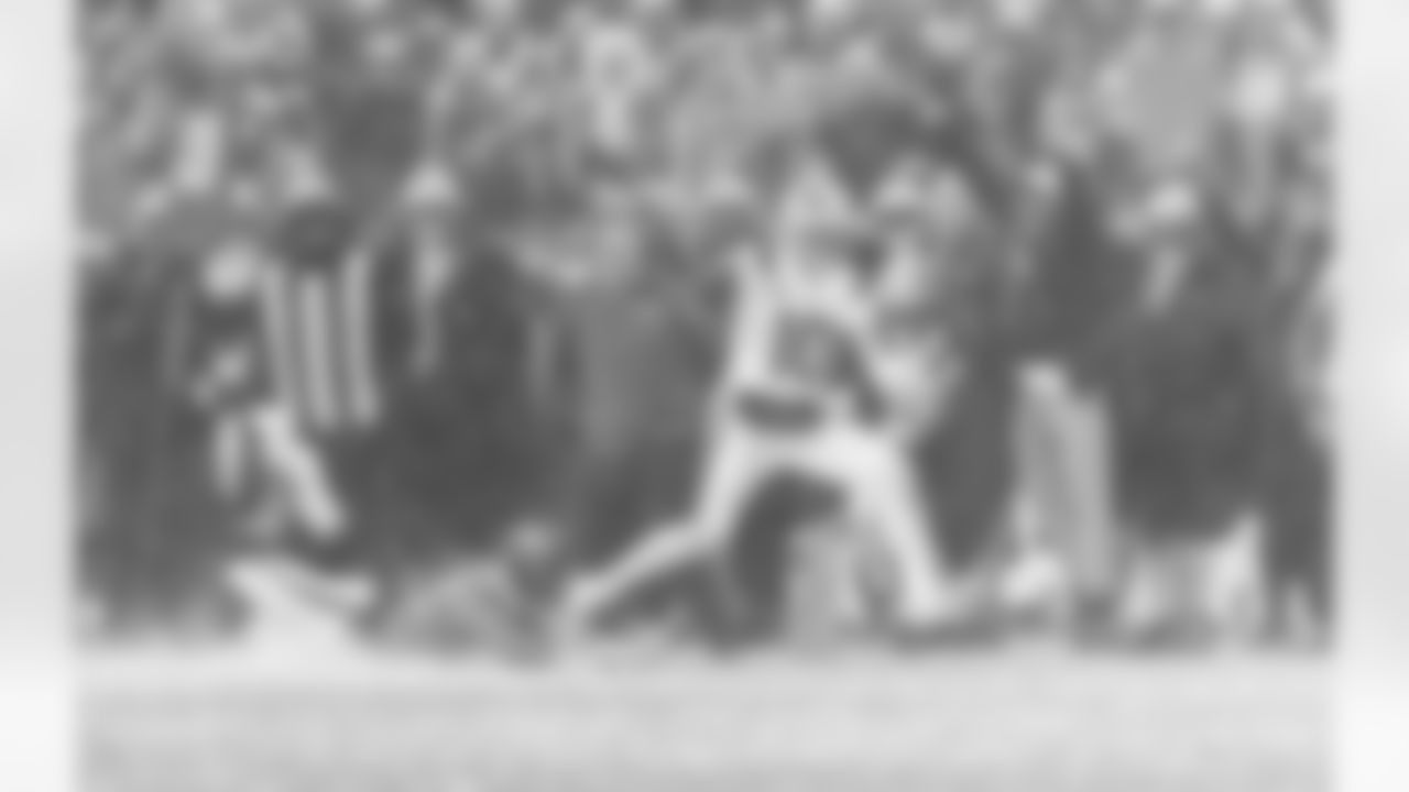 Drake Maye runs for 7 yards on 3rd-and-5 to get a first down with under two minutes to go in the fourth quarter and secure the Patriots 10-7 victory over the Broncos.