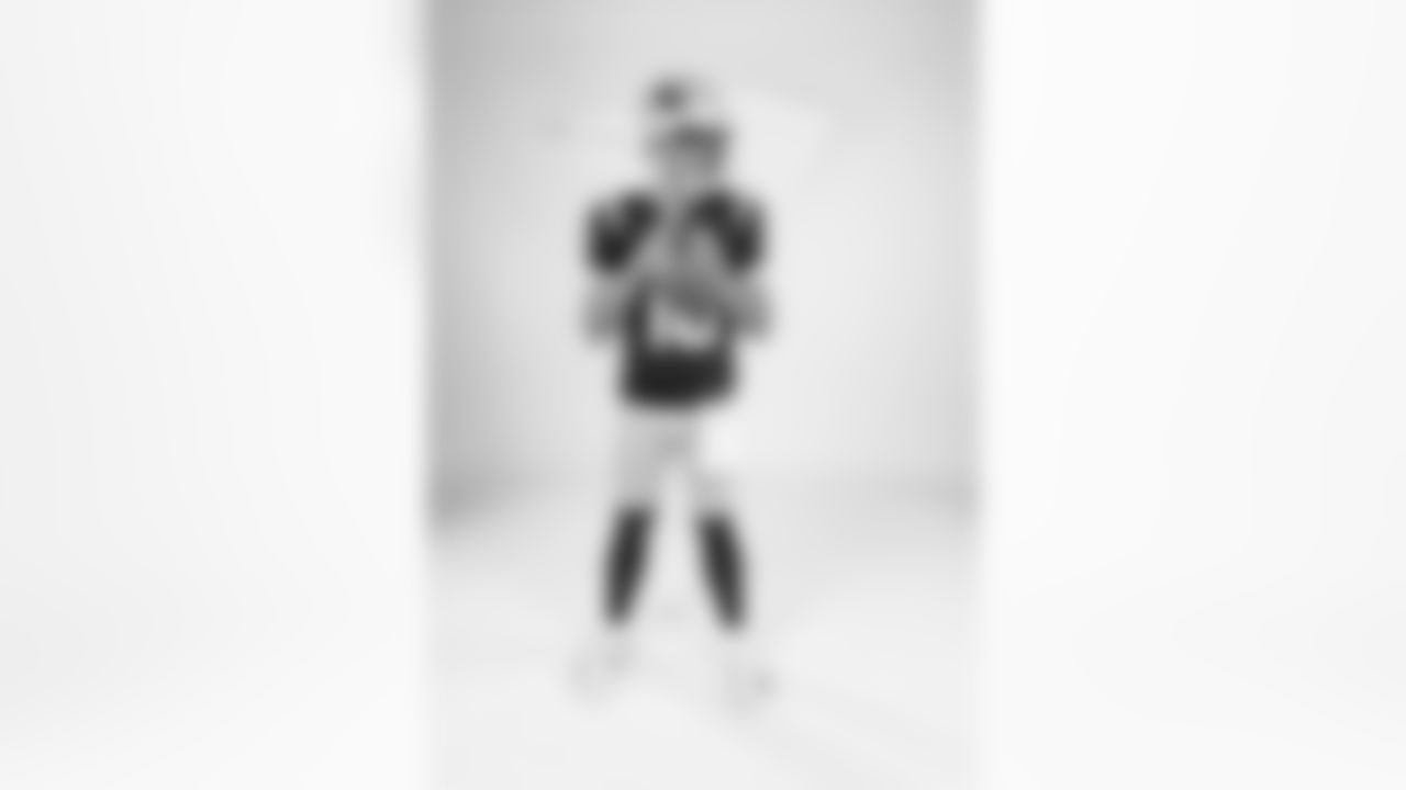 Patriots QB Drake Maye poses during 2025 media day.