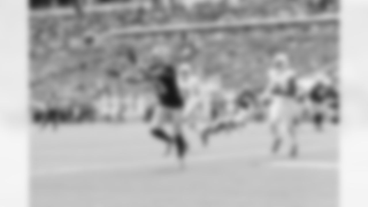 Mack Hollins scores his first touchdown as a Patriot, catching an 8-yard pass from Drake Maye in the first quarter.