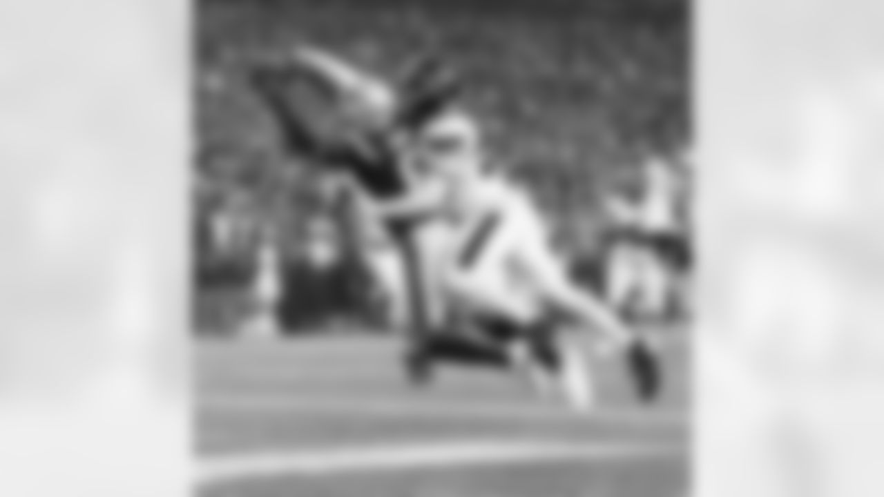 Stefon Diggs catches a 7-yard touchdown pass from Drake Maye in the second quarter.