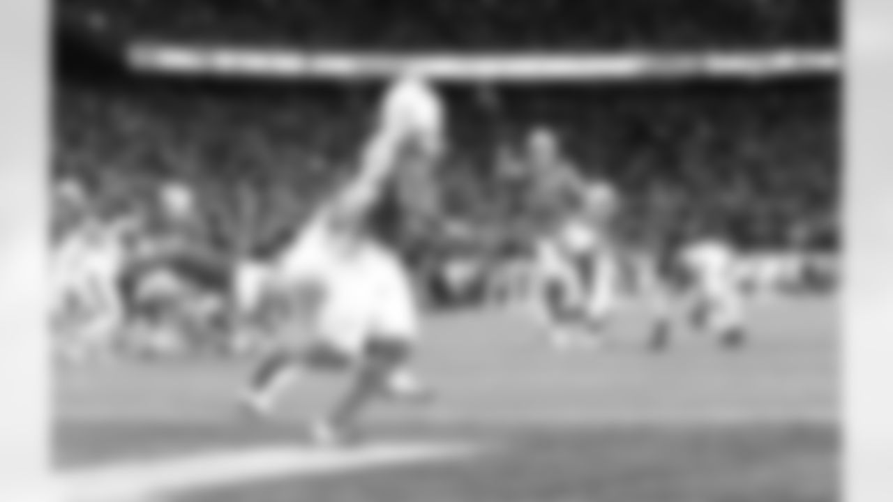 Drake Maye throws a 6-yard touchdown pass to TreVeyon Henderson midway through the third quarter. It was the third TD of the game for Henderson, who rushed for two scores in the second quarter.