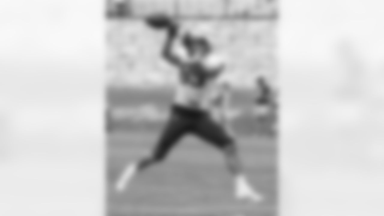 Hunter Henry practices at Patriots Training Camp on July 30, 2024