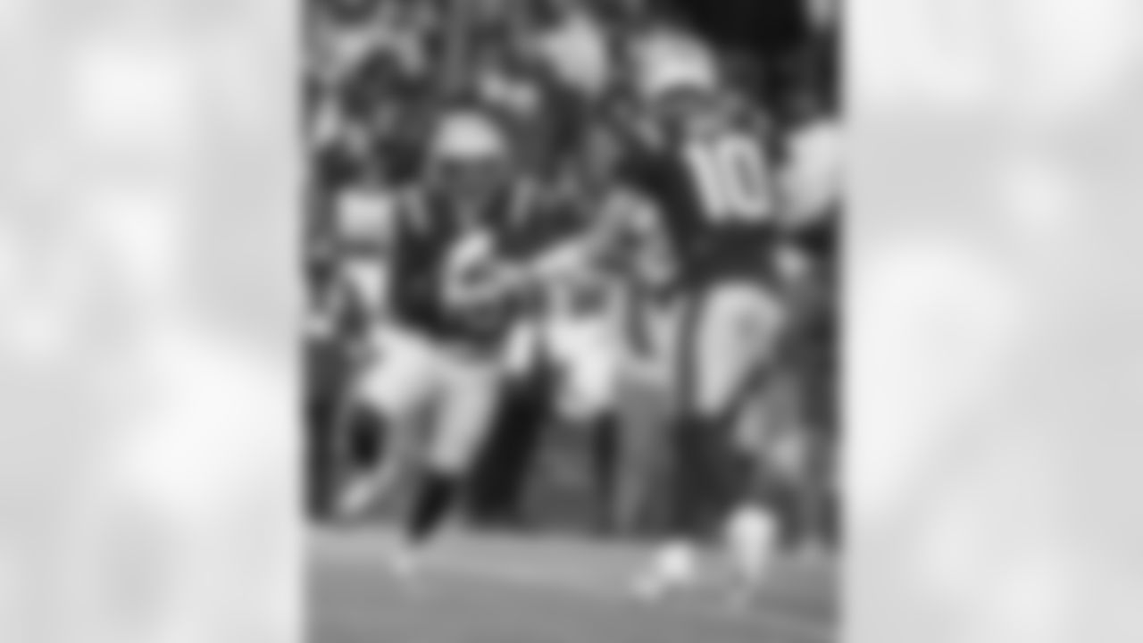 Kyle Williams and Drake Maye. Photo by David Siverman