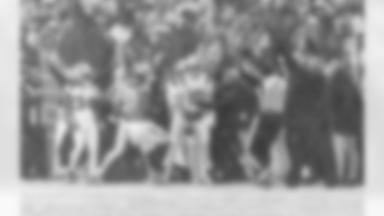 Drake Maye runs for 7 yards on 3rd-and-5 to get a first down with under two minutes to go in the fourth quarter and secure the Patriots 10-7 victory over the Broncos.