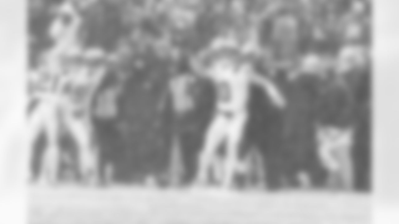 Drake Maye runs for 7 yards on 3rd-and-5 to get a first down with under two minutes to go in the fourth quarter and secure the Patriots 10-7 victory over the Broncos.