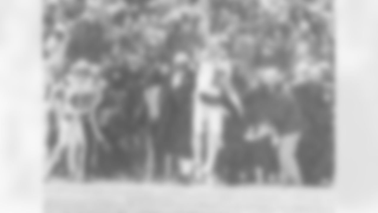 Drake Maye runs for 7 yards on 3rd-and-5 to get a first down with under two minutes to go in the fourth quarter and secure the Patriots 10-7 victory over the Broncos.