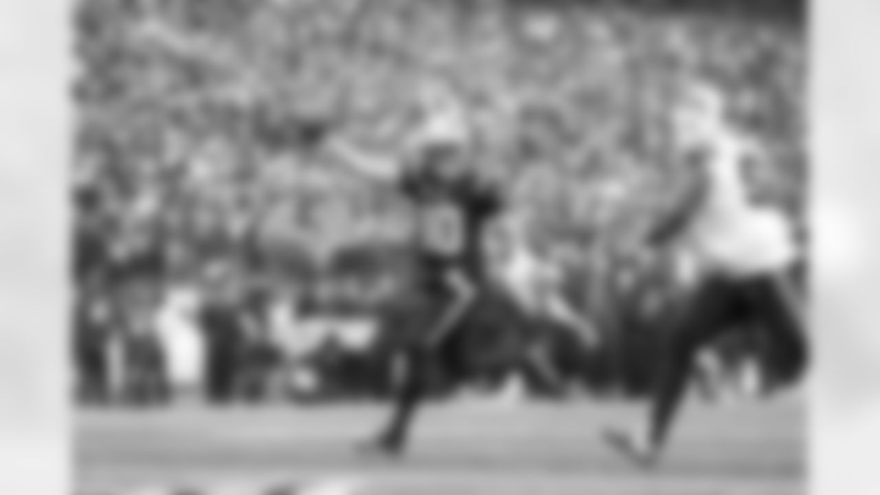 Drake Maye scores on a 7-yard touchdown run in the first quarter.