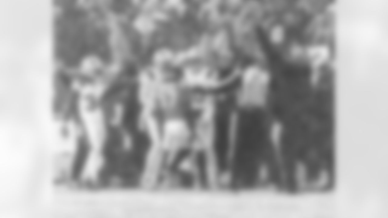 Drake Maye runs for 7 yards on 3rd-and-5 to get a first down with under two minutes to go in the fourth quarter and secure the Patriots 10-7 victory over the Broncos.