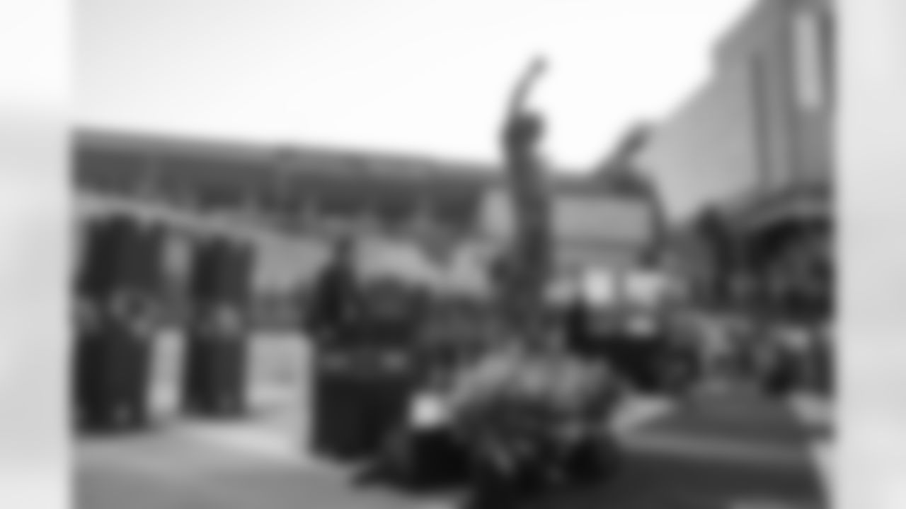 080825-BradyStatue_Silverman1485