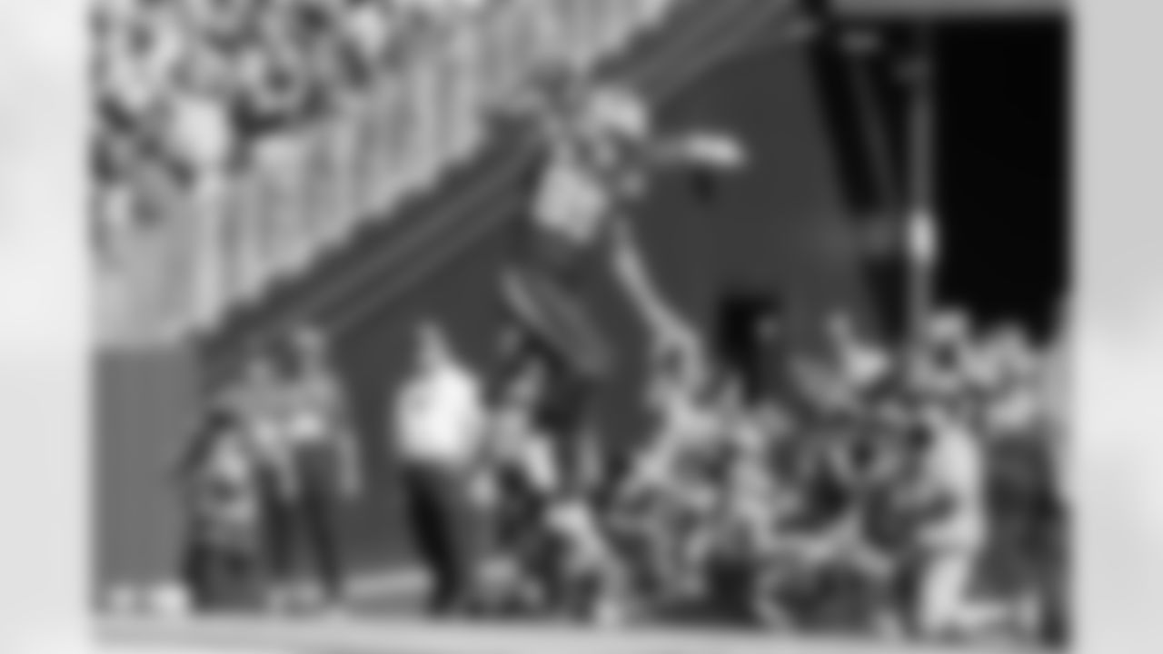 Hunter Henry scores on a 31-yard touchdown pass from Drake Maye in the third quarter.