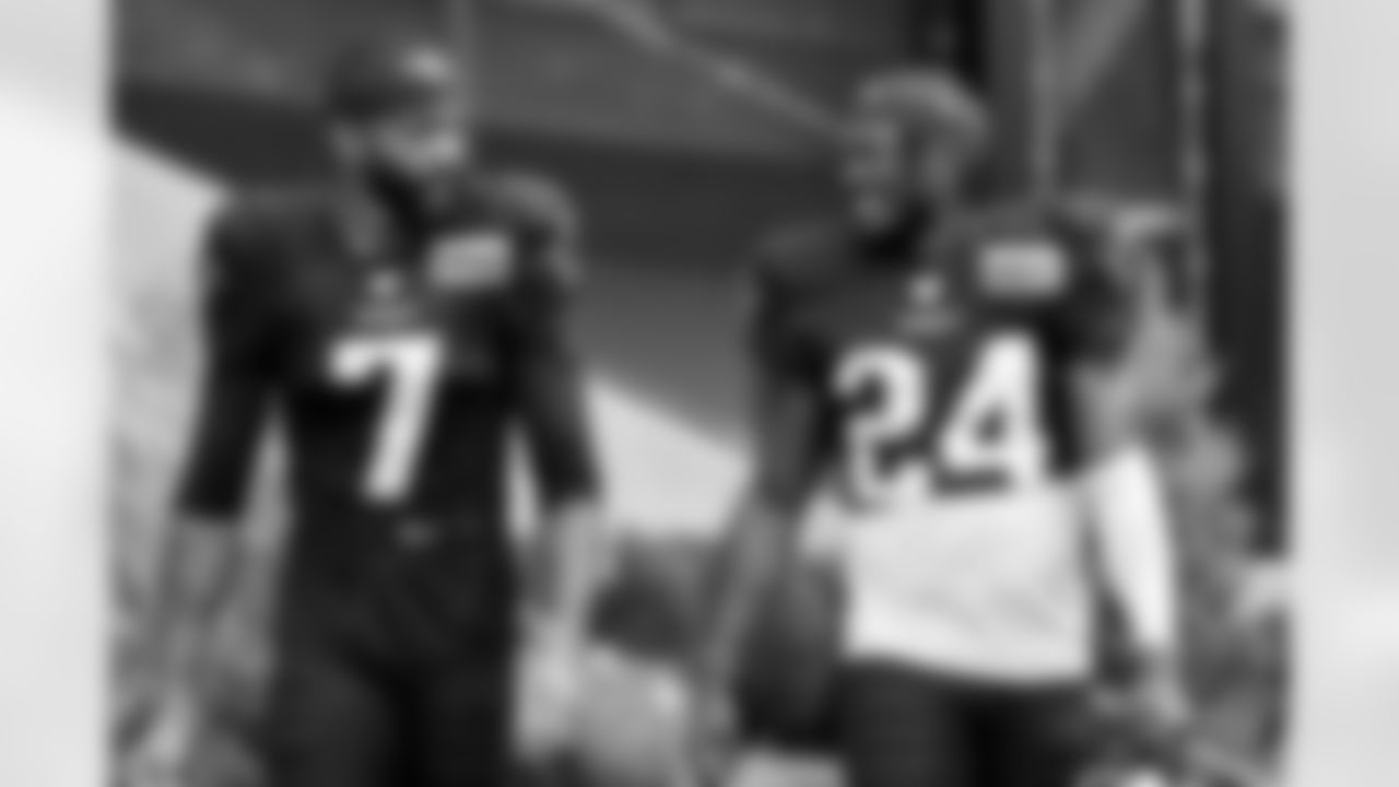 Carlton Davis III, Dell Pettus