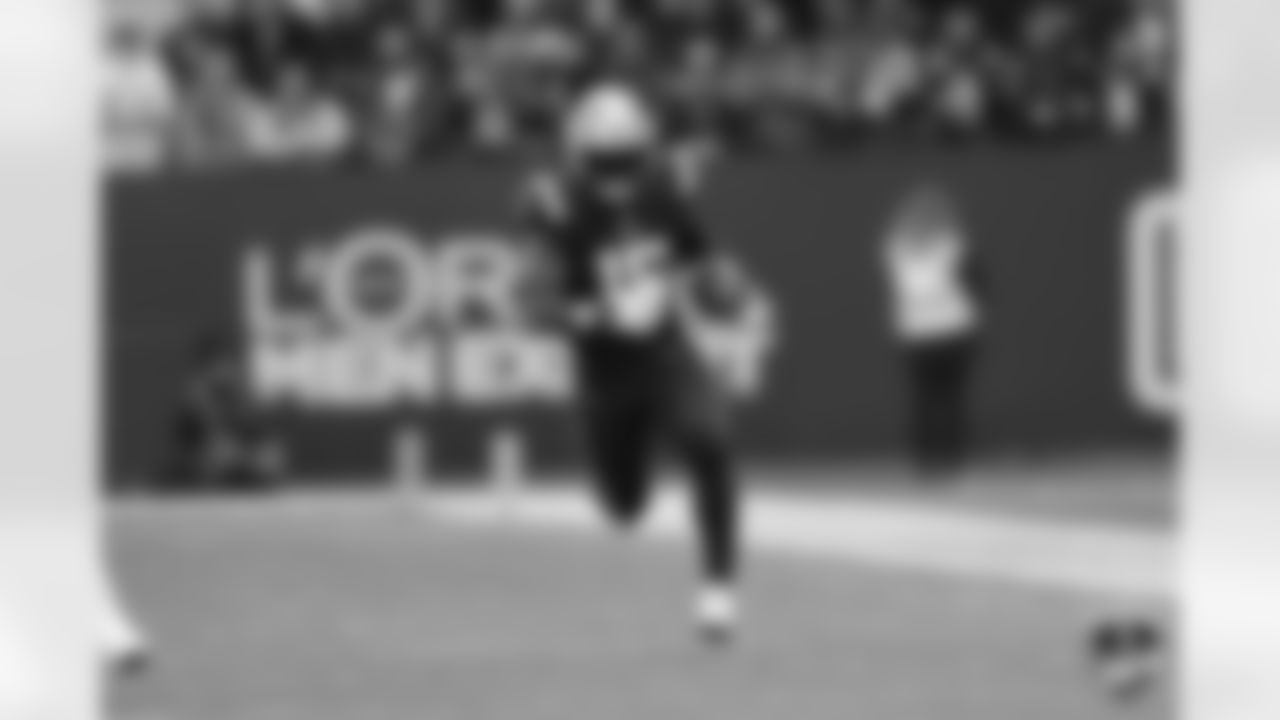 Patriots running back Ezekiel Elliott (15).