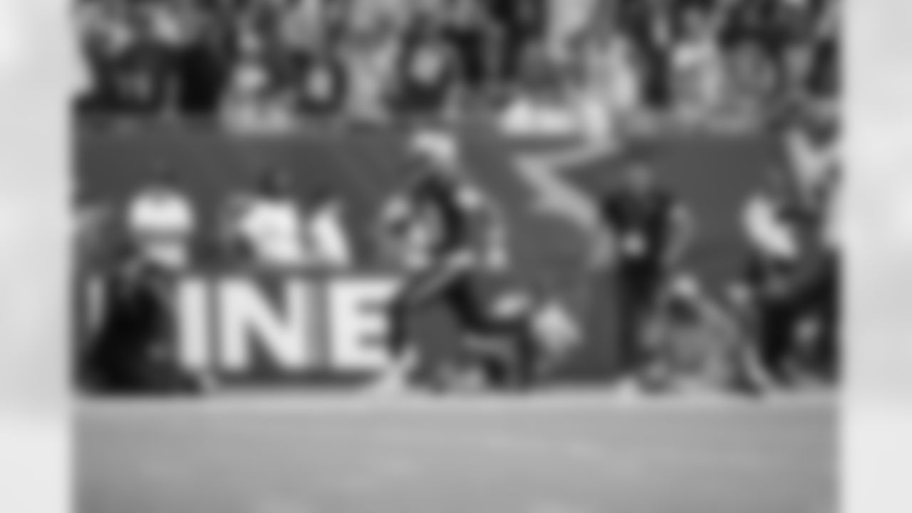 Kyle Williams scores his first career touchdown on a 72-yard pass from Drake Maye in the first quarter.