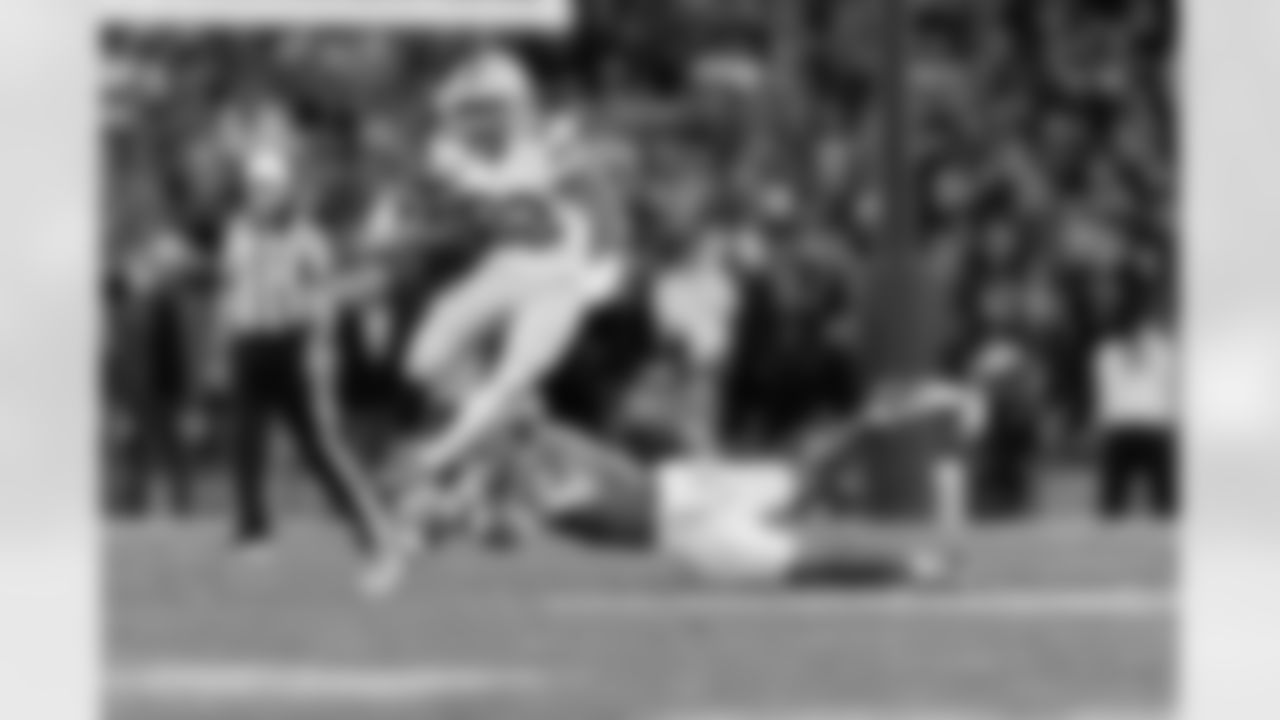 Ohio State running back TreVeyon Henderson (32) escapes a tackle by Oregon defensive back Kobe Savage (5) during the Rose Bowl CFP NCAA quarterfinal college football game, Wednesday, Jan. 1, 2025 in Pasadena, Calif. (Brooke Sutton via AP)