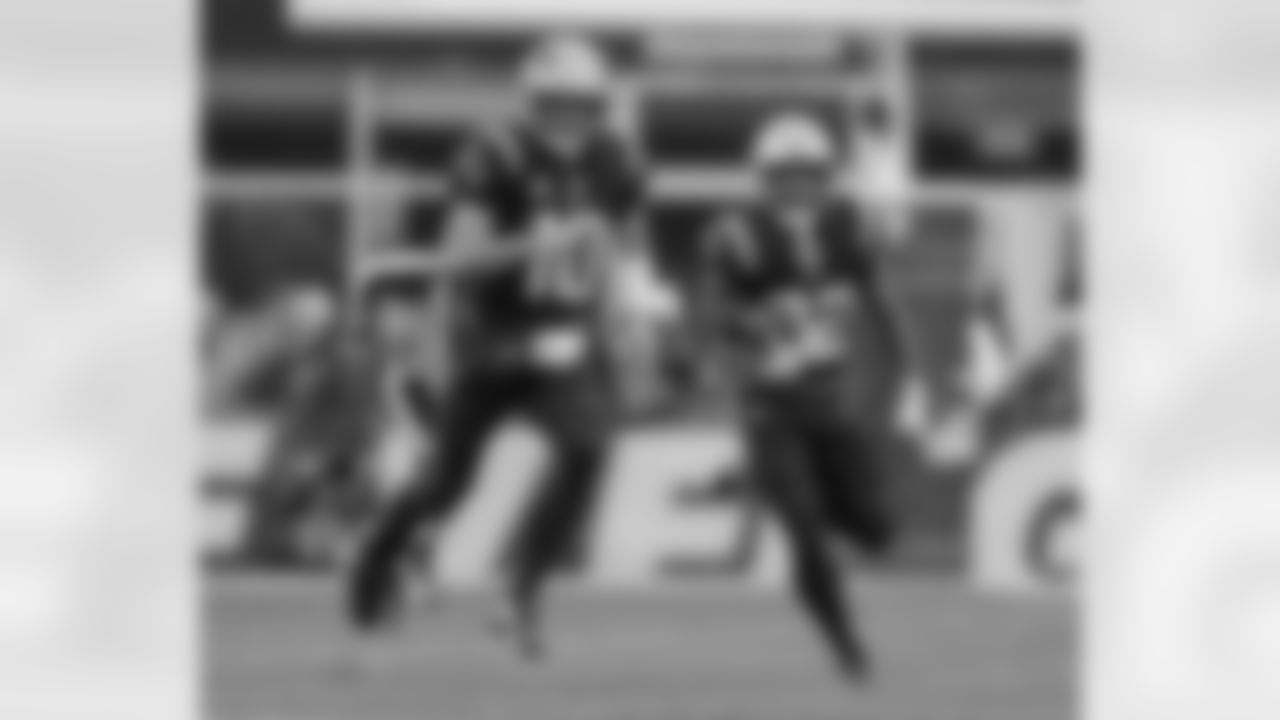 TreVeyon Henderson and Drake Maye. Photo by Eric J. Adler