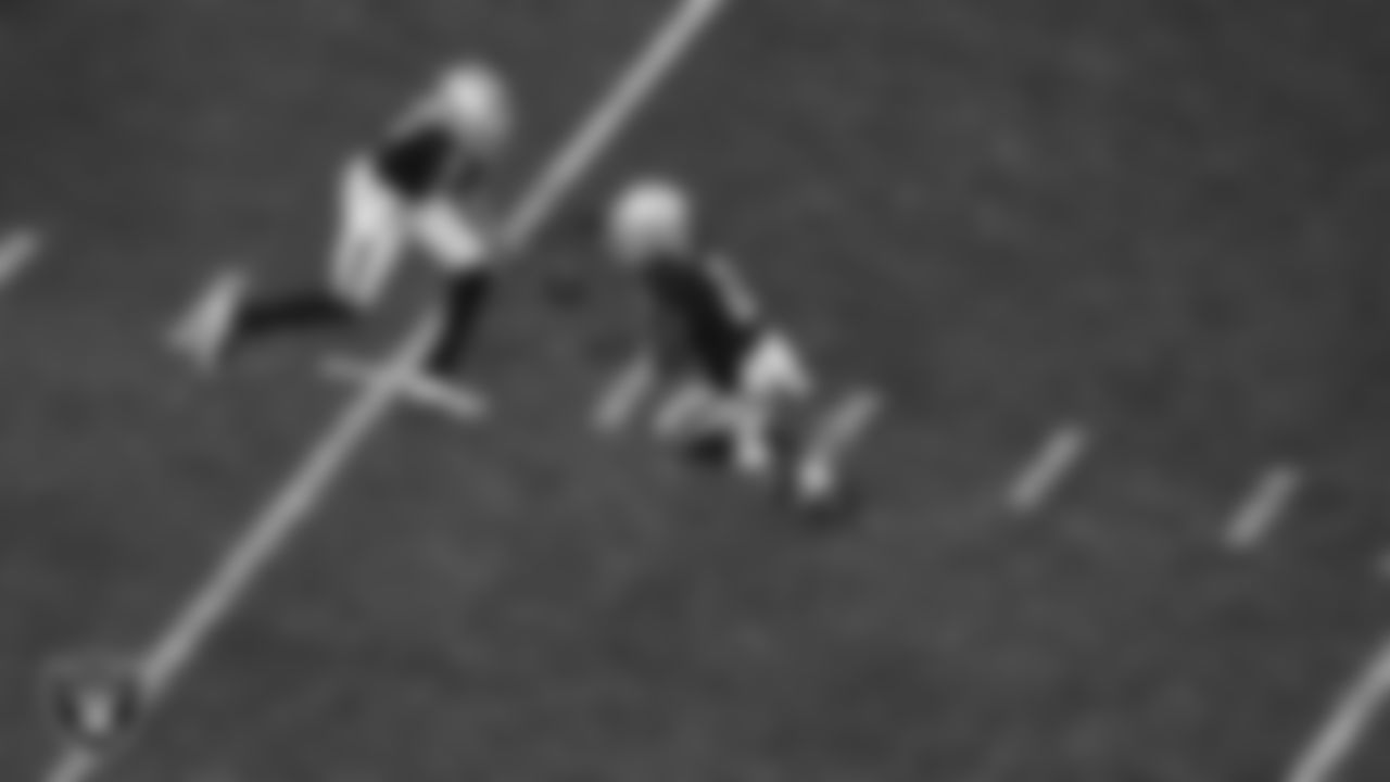 Las Vegas Raiders quarterback Geno Smith (7) hands the ball off to running back Ashton Jeanty (2) during the regular season home game against the New York Giants at Allegiant Stadium.