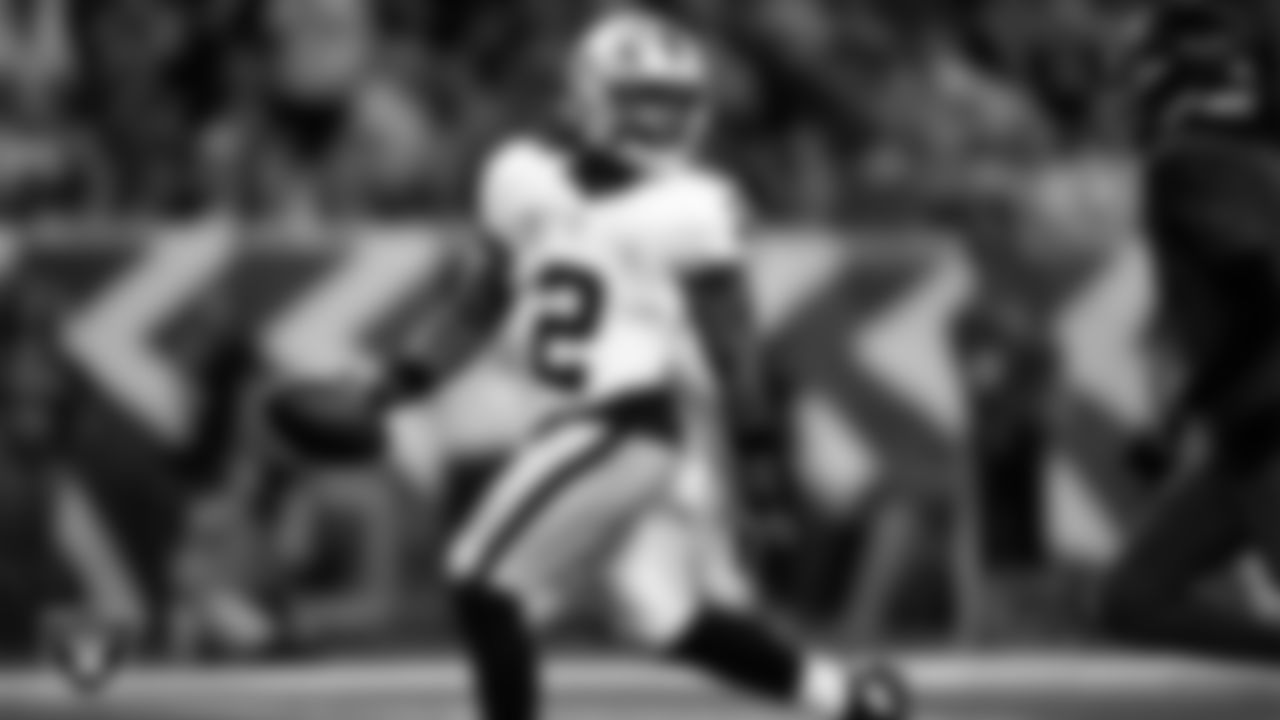 Las Vegas Raiders running back Ashton Jeanty (2) rushes for a 51-yard touchdown during the regular season away game against the Houston Texans at NRG Stadium.