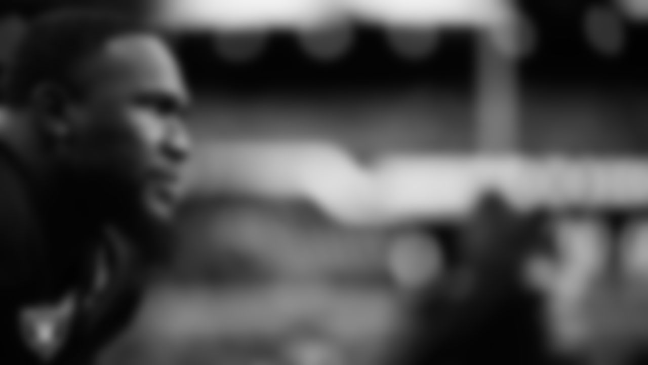 Las Vegas Raiders linebacker Devin White (45) warming up before the regular season home game against the New York Giants at Allegiant Stadium.