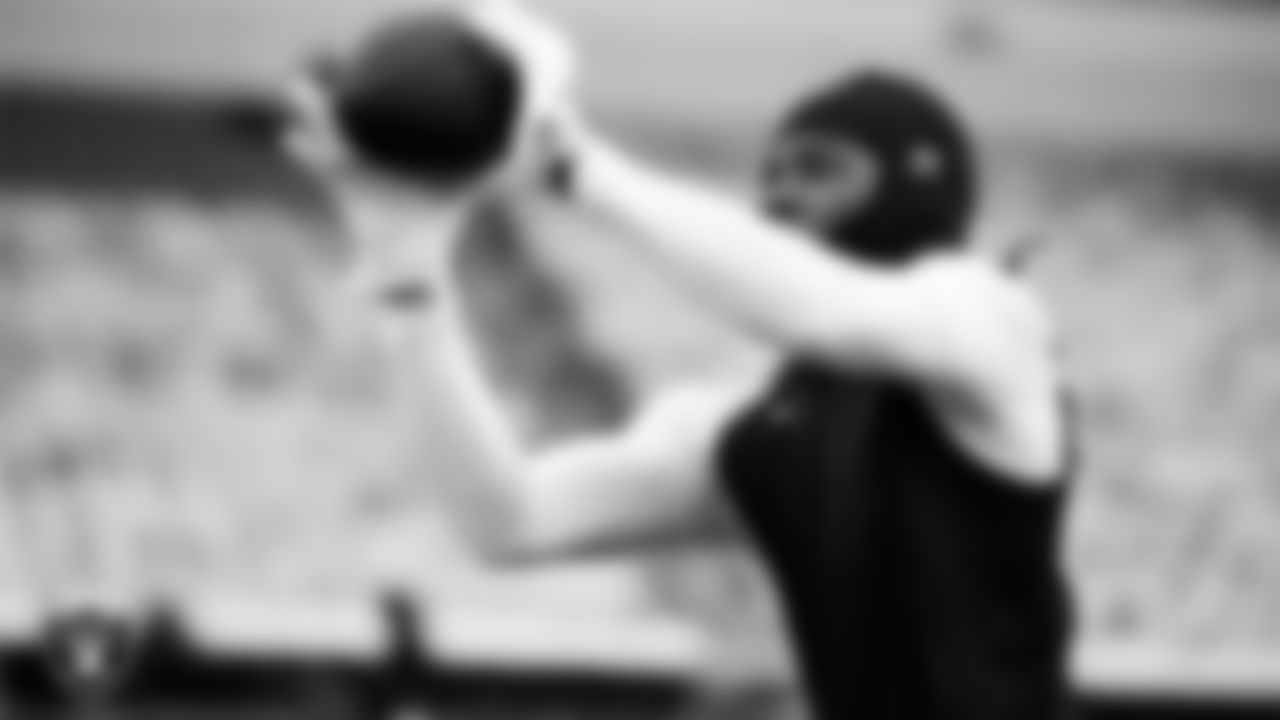 Las Vegas Raiders wide receiver Dont'e Thornton Jr. (10) warming up before the regular season away game against the Philadelphia Eagles at Lincoln Financial Field.