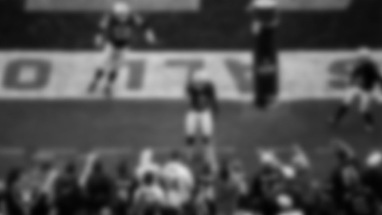 Las Vegas Raiders running back Ashton Jeanty (2) celebrates after rushing for a 64-yard touchdown during the regular season home game against the Chicago Bears at Allegiant Stadium.