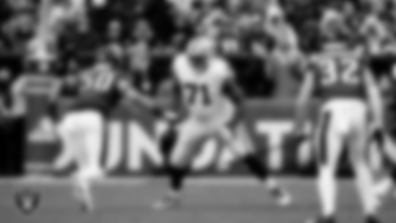 Las Vegas Raiders tackle DJ Glaze (71) during the regular season away game against the Philadelphia Eagles at Lincoln Financial Field.