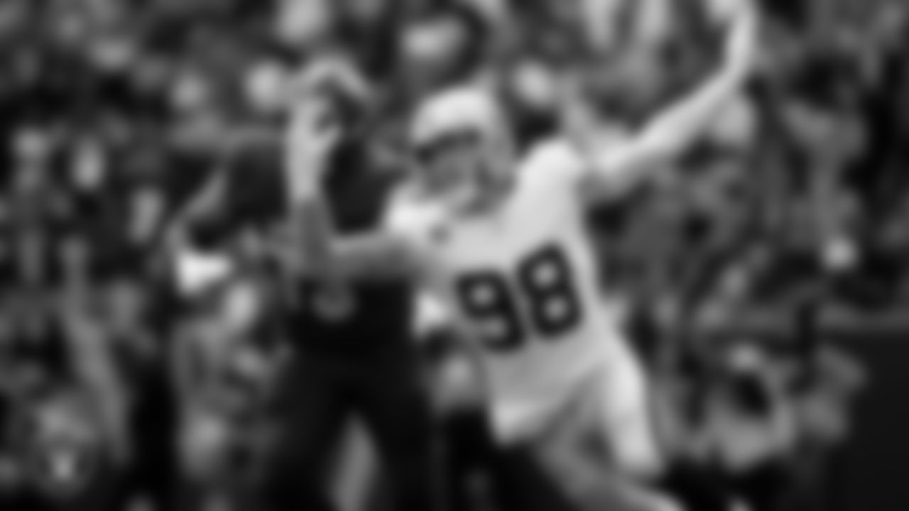 Las Vegas Raiders defensive end Maxx Crosby (98) defends during the regular season away game against the Washington Commanders at Northwest Stadium.