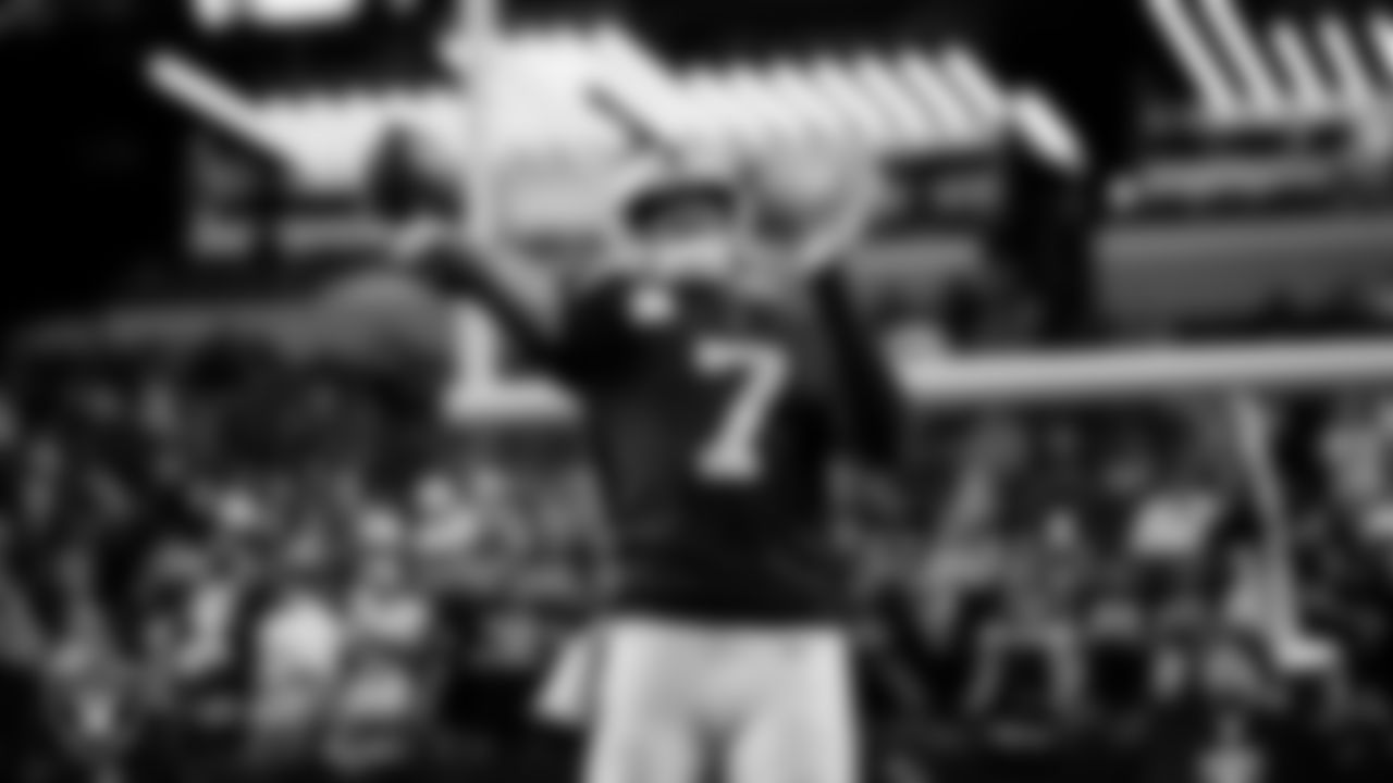 Las Vegas Raiders quarterback Geno Smith (7) warming up before the regular season home game against the Los Angeles Chargers at Allegiant Stadium.